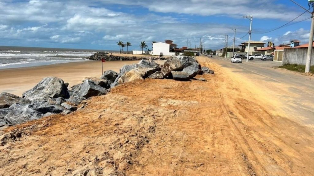 Cidade brasileira está sendo invadida pelo mar, erosão já destruiu bairro e solução custa mais de R$ 97 milhões para conter avanço das águas, recuperar 2,6 km de orla e proteger imóveis nos próximos anos