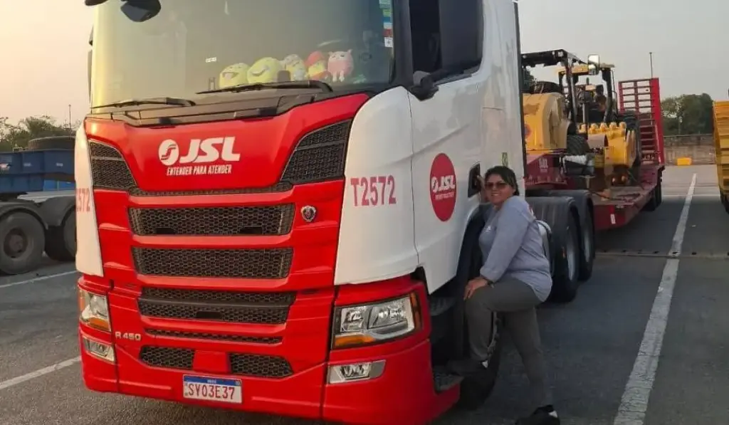 Mulher que trabalhou na roça, foi doméstica e faxineira transforma sonho de infância em 30 anos na estrada, cria os filhos enquanto enfrenta preconceito, assume carreta de 22 metros e roda 460 km por dia, mas ainda dorme escondida dentro do caminhão para não revelar que é mulher Mulher que trabalhou na roça, foi doméstica e faxineira transforma sonho de infância em 30 anos na estrada, cria os filhos enquanto enfrenta preconceito, assume carreta de 22 metros e roda 460 km por dia, mas ainda dorme escondida dentro do caminhão para não revelar que é mulher