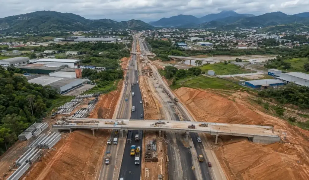 Depois de mais de 25 anos de espera, Santa Catarina despeja R$ 200 milhões na obra mais cara do estado e faz surgir uma megaestrutura na SC-108 com 15 km de duplicação, sete viadutos e duas pontes para transformar de vez um dos corredores industriais mais estratégicos do Norte catarinense