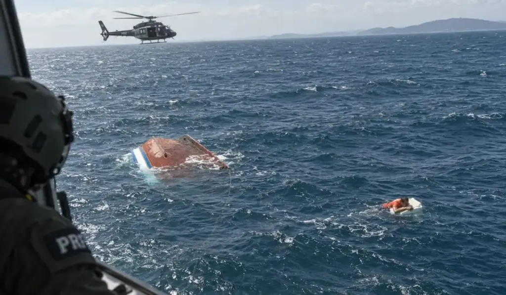 Pescador de 35 anos sai ao mar com o pai em Santa Catarina, barco naufraga e ele passa o fim da tarde, toda a noite e a manhã seguinte sozinho no oceano, agarrado por cerca de 18h30 à porta de uma geladeira até finalmente ser avistado e resgatado por helicóptero