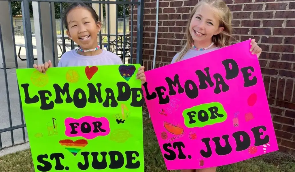 Aos 11 e 12 anos, melhores amigas decidem ajudar o hospital que salvou a vida de uma delas, passam verões pintando cartazes, preparando uma banca de limonada e chamando vizinhos para doar até transformar a pequena ideia em quase R$ 41 mil para o St. Jude