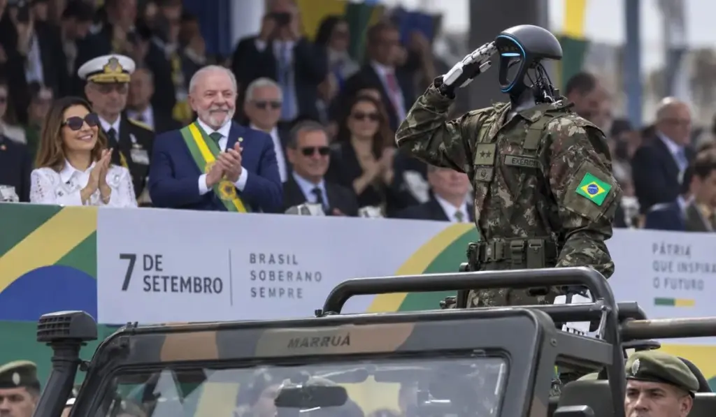 Fabricado na China e com modelo vendido por cerca de R$ 194 mil, robô humanoide ganha farda do Exército brasileiro, sobe em viatura Marruá e bate continência para Lula no desfile de 7 de Setembro, arrancando sorriso, aplauso e saudação de Janja