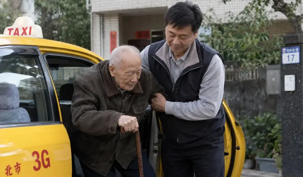 Taxista atende corrida de idoso de 85 anos que dizia ter sido deixado de lado pelos cinco filhos, percebe que o passageiro precisava de ajuda e passa quase 10 anos levando almoço e jantar, dando banho e cuidando dele quase todos os dias, até o homem adotá-lo como filho e deixar uma herança de 13 terrenos avaliada em R$ 8,2 milhões Taxista atende corrida de idoso de 85 anos que dizia ter sido deixado de lado pelos cinco filhos, percebe que o passageiro precisava de ajuda e passa quase 10 anos levando almoço e jantar, dando banho e cuidando dele quase todos os dias, até o homem adotá-lo como filho e deixar uma herança de 13 terrenos avaliada em R$ 8,2 milhões