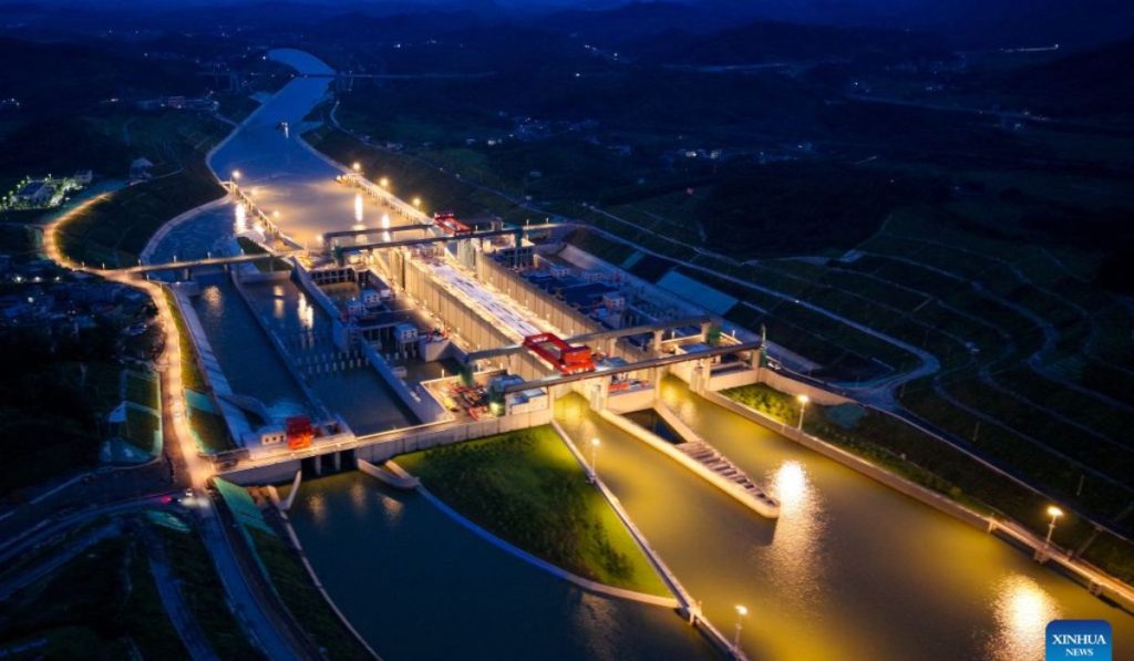 China inaugura megacanal de 134 km que corta 560 km do caminho até o mar, recebe navios de 5 mil toneladas e pode economizar bilhões por ano em logística para regiões inteiras do país