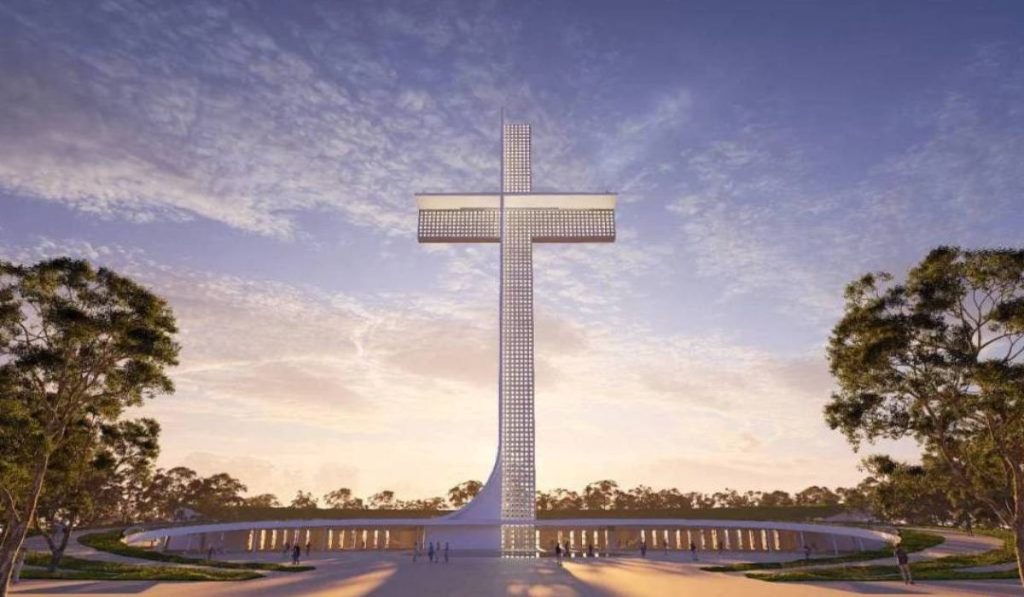 Cidade do Rio Grande do Sul começa a erguer cruz de 102 metros que pretende ser a maior do mundo, com projeto de mais de R$ 30 milhões financiado por emendas parlamentares e complexo que prevê teleférico, parque religioso e pomar bíblico