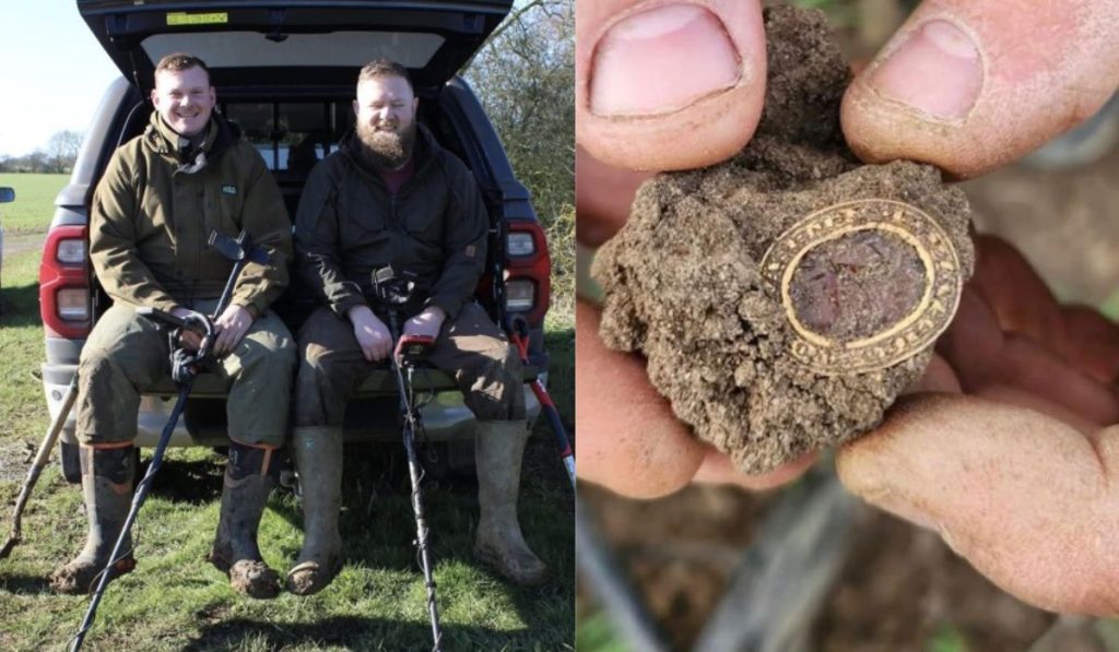 Amigos quase encerram busca com detectores de metais, tentam mais um campo e encontram raro anel de ouro do século XIV com pedra gravada, possivelmente ligado à Condessa de Ulster e avaliado em até R$ 70 mil