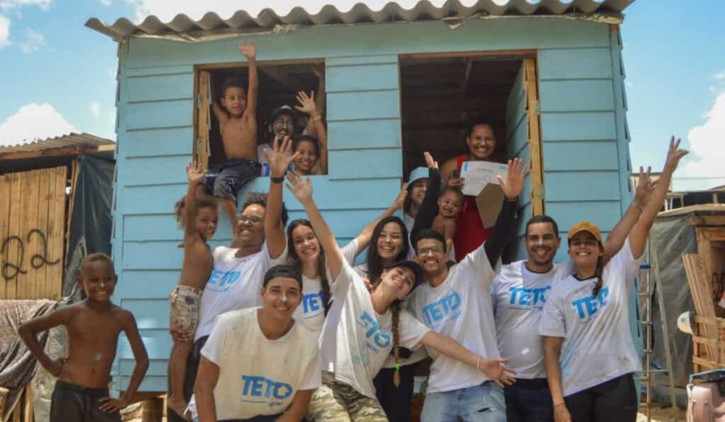300 voluntários erguem 25 casas pré-fabricadas de madeira em um fim de semana para famílias indígenas em São Paulo 300 voluntários erguem 25 casas pré-fabricadas de madeira em um fim de semana para famílias indígenas em São Paulo
