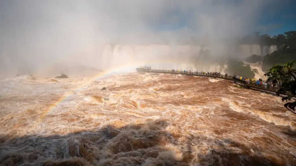 Volume das Cataratas do Iguaçu explode após sequência de chuvas, chega a 8,37 milhões de litros por segundo, supera em mais de cinco vezes a média histórica e coloca equipes em alerta com monitoramento constante