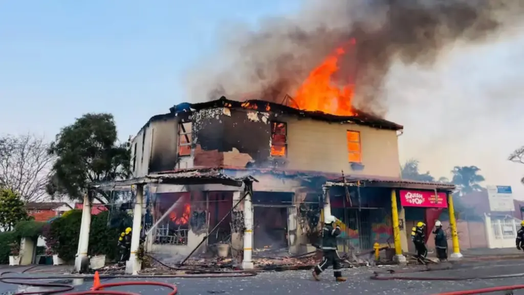 Cozinheiro de 32 anos sem treinamento de bombeiro descobre idosa de 74 anos presa no andar de cima de restaurante em chamas, molha o próprio corpo, enfrenta a fumaça várias vezes e consegue carregá-la nas costas até a rua