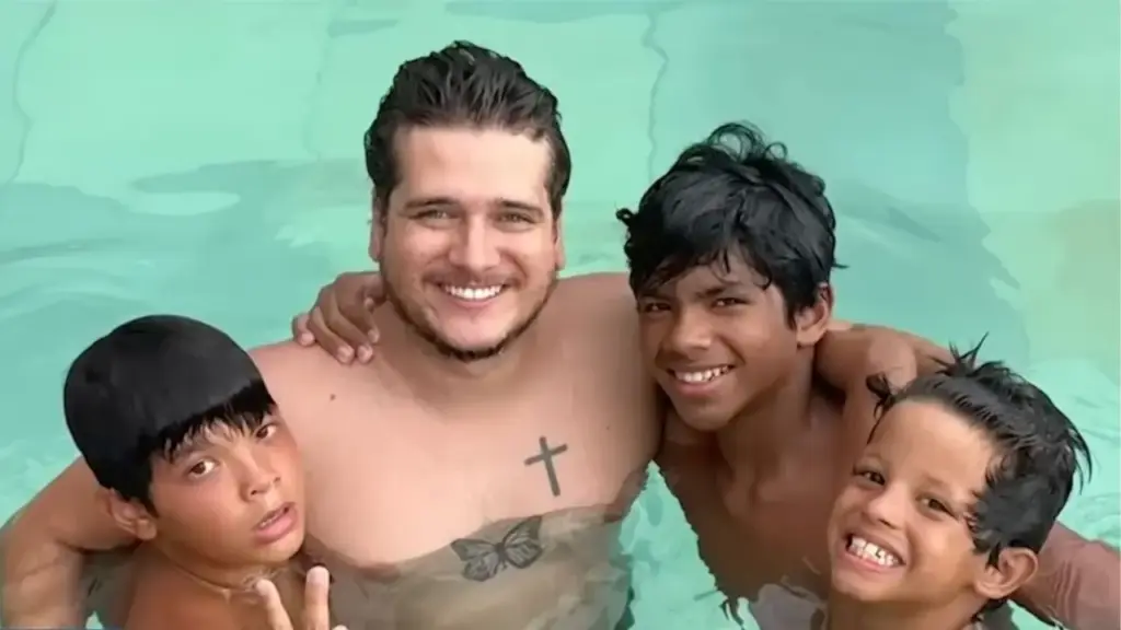 Professor de São José do Rio Preto encara adoção solo, acolhe três irmãos para impedir a separação da família e transforma anos de preparação no sonho de se tornar pai Professor de São José do Rio Preto encara adoção solo, acolhe três irmãos para impedir a separação da família e transforma anos de preparação no sonho de se tornar pai