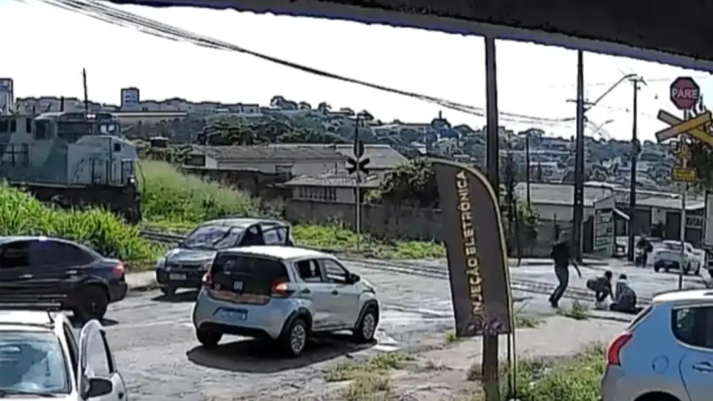 Mulher que tinha pavor de trens desde criança vê aposentado cair nos trilhos, corre para salvá-lo e consegue retirá-lo segundos antes da composição passar