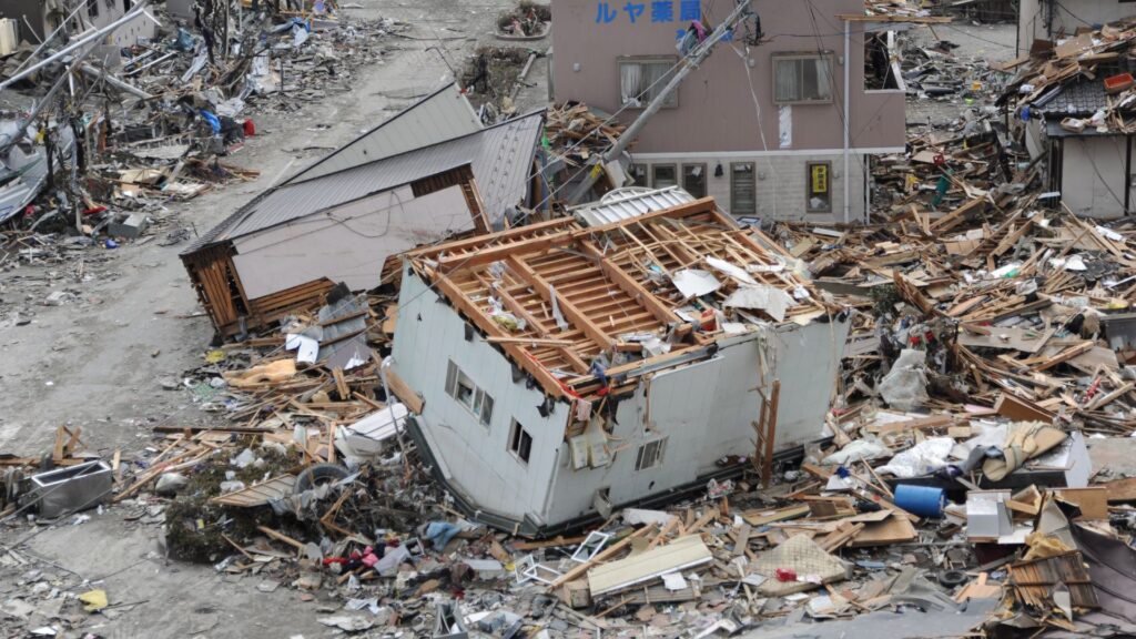 Japão orienta famílias a manter água, comida e banheiro de emergência para pelo menos 35 usos por pessoa durante uma semana caso terremotos, apagões e falhas no abastecimento deixem casas sem água, energia, gás e esgoto