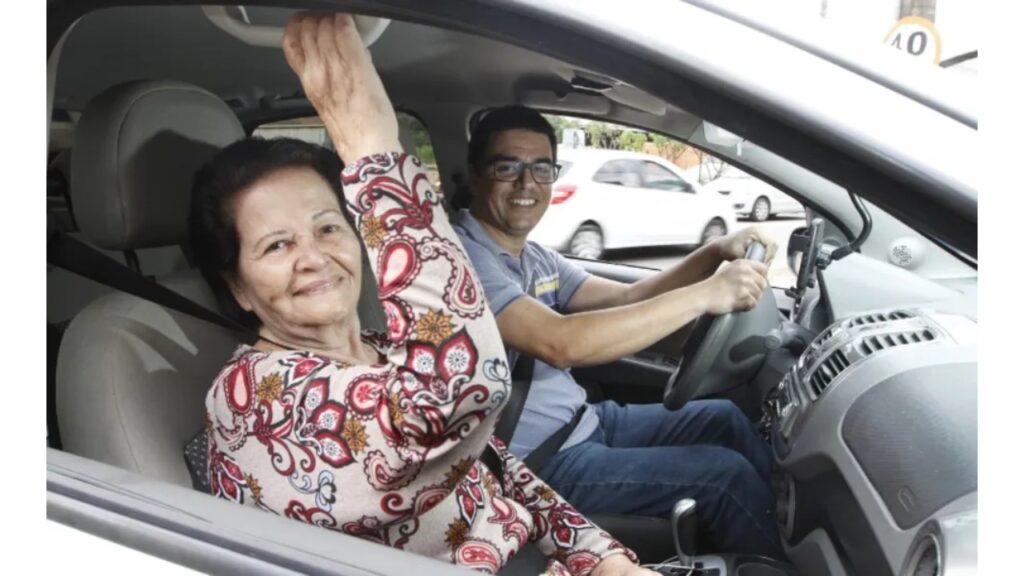 Motorista de aplicativo transforma demanda de passageiros com mais de 60 anos em serviço pago de acompanhamento, amplia atuação além das corridas e passa a atender consultas, exames, compras, passeios e outros compromissos cotidianos Motorista de aplicativo transforma demanda de passageiros com mais de 60 anos em serviço pago de acompanhamento, amplia atuação além das corridas e passa a atender consultas, exames, compras, passeios e outros compromissos cotidianos