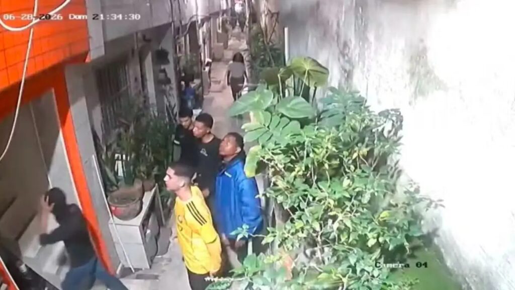 Discussão por causa de uma entrega termina com grupo de motoboys invadindo a casa errada em Botafogo, e garçonete que estava trabalhando volta à noite para encontrar porta arrombada, objetos destruídos e a família com medo de permanecer no local