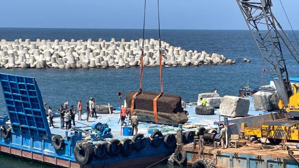 Arqueólogos retiram do fundo do mar peças colossais de uma das 7 Maravilhas do Mundo Antigo: blocos de até 80 toneladas revelam novos detalhes do Farol de Alexandria, desaparecido há séculos após terremotos devastadores