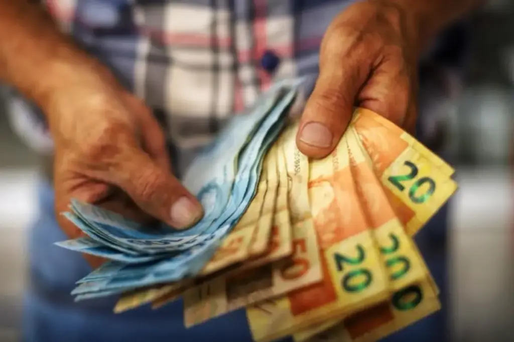 Dez profissões que dispensam diploma universitário aparecem em levantamento do Senac RJ com faixas que vão de R$ 2.000 a R$ 20.000 por mês, entre elas guia de turismo, programador e confeiteiro, num cenário em que quem tem curso técnico ganha em média 32% a mais que o ensino médio