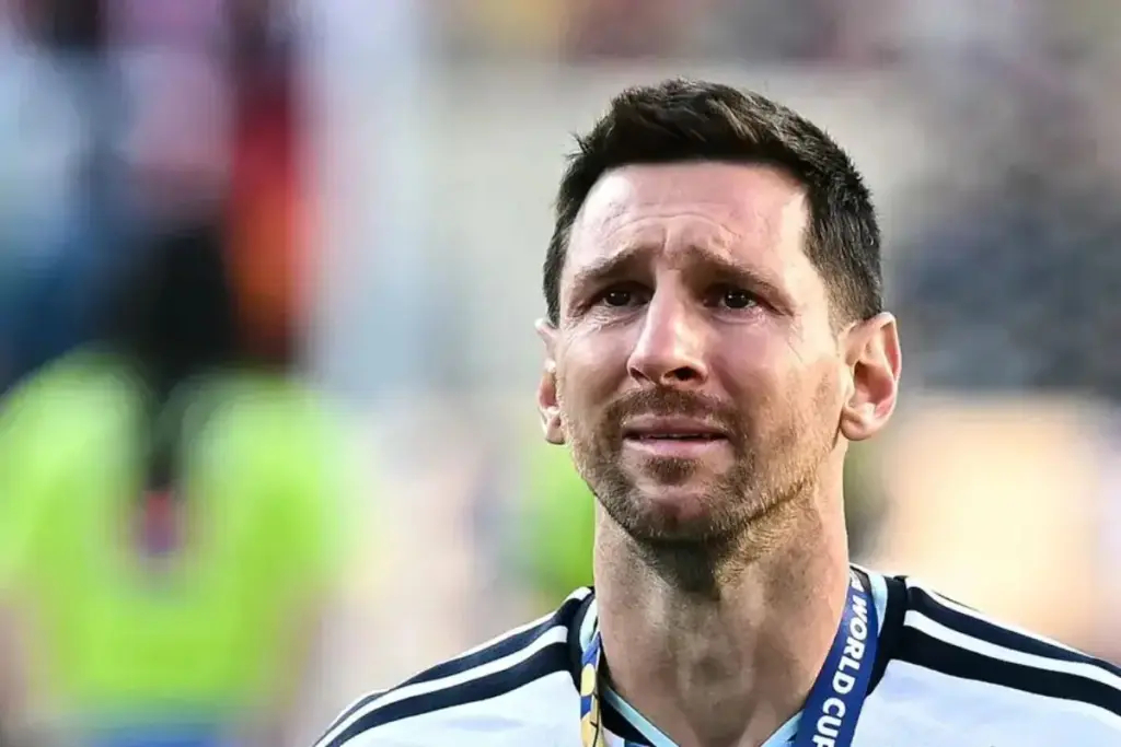 Dois dias depois de Messi anunciar a aposentadoria da seleção, a AFA determinou que todos os jogos da próxima rodada na Argentina, do futebol de campo ao futsal e ao futebol de areia, masculinos e femininos, parem aos 10 minutos para um minuto de aplausos ao camisa 10
