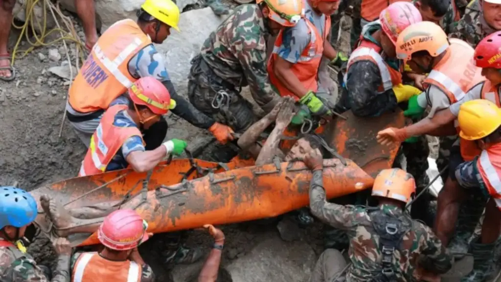 Dois trabalhadores ficam presos por 9 dias em túnel escuro de usina hidrelétrica após enchentes repentinas no Nepal, são encontrados com vida pelo Exército e, ao finalmente ver a luz novamente, um deles surpreende os socorristas perguntando apenas: “Que dia é hoje?” Dois trabalhadores ficam presos por 9 dias em túnel escuro de usina hidrelétrica após enchentes repentinas no Nepal, são encontrados com vida pelo Exército e, ao finalmente ver a luz novamente, um deles surpreende os socorristas perguntando apenas: “Que dia é hoje?”