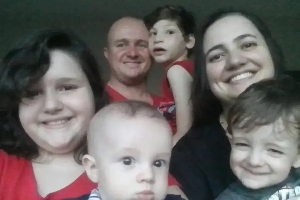 Dona de casa de 29 anos viaja mais de 550 km para adotar um recém-nascido que foi encontrado dentro de uma caixa de sapato numa rua do Rio e devolvido pela primeira família adotiva por causa das crises convulsivas, e cria o menino que ninguém quis
