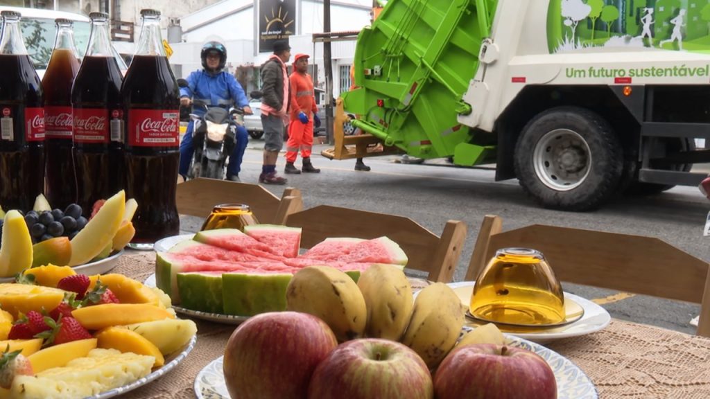 Dona de restaurante com apenas quatro meses de funcionamento vê garis passando diariamente pelo bairro em Itajaí, decide agradecer pelo trabalho, monta mesa com pão, bolo, frutas e café durante a coleta e transforma o primeiro convite em tradição mensal, mesmo enquanto ainda enfrenta as dificuldades de manter o próprio negócio aberto