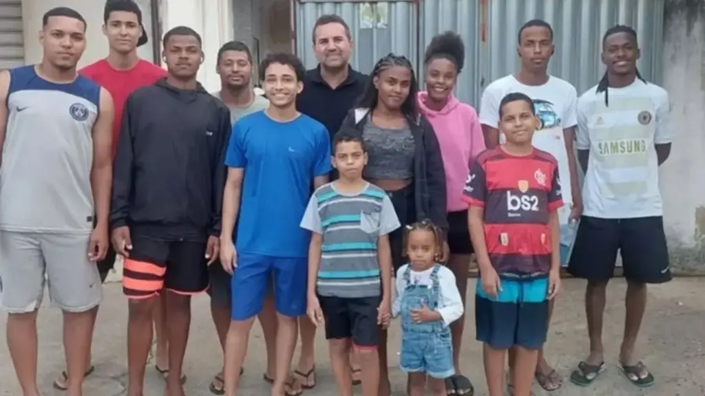 Enfermeiro que trabalhava em instituições de acolhimento vê irmãos sendo separados durante adoções, decide que levaria famílias inteiras sempre que pudesse e acaba se tornando pai solo de 12 filhos, enquanto concilia trabalho, casa cheia, escola, acompanhamento emocional e agora até uma graduação em Medicina aos 45 anos Enfermeiro que trabalhava em instituições de acolhimento vê irmãos sendo separados durante adoções, decide que levaria famílias inteiras sempre que pudesse e acaba se tornando pai solo de 12 filhos, enquanto concilia trabalho, casa cheia, escola, acompanhamento emocional e agora até uma graduação em Medicina aos 45 anos