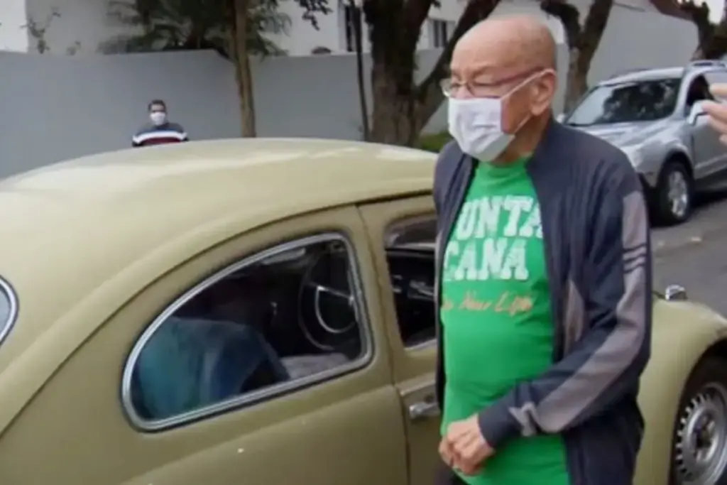 Ex-alunos se organizam pelo WhatsApp, compram de volta o Fusca 1972 que o professor de 87 anos precisou vender, reformam o carro de quase 50 anos e o devolvem ao dono numa surpresa que retribuiu 26 anos de sala de aula