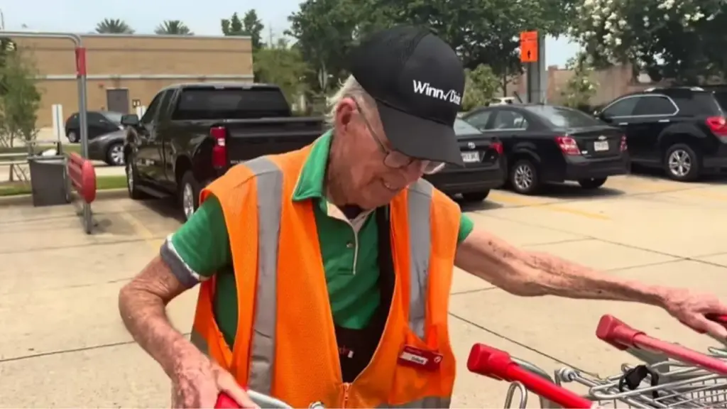 Ex-jornalista percebe que veterano de 90 anos ainda empurrava carrinhos de supermercado sob calor extremo porque a aposentadoria não fechava as contas, descobre que ele recebia apenas US$ 1,1 mil para despesas de US$ 2,5 mil, cria uma vaquinha e desconhecidos arrecadam mais de R$ 1,2 milhão em apenas 24 horas