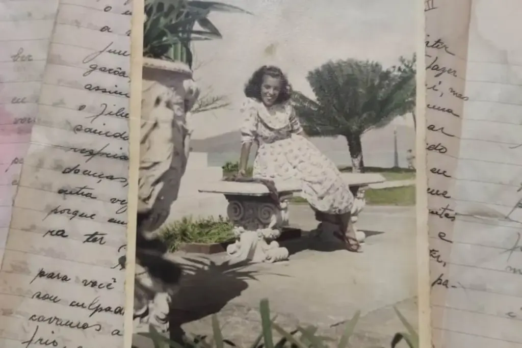 Família acha 40 cartas de amor dos anos 1940 escondidas em casa que será demolida em Sorocaba, com a história completa de um namoro do pós-guerra