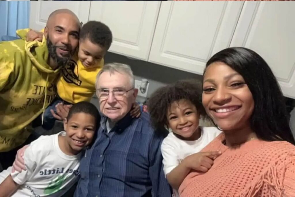 Família se muda para casa nova e recebe do vizinho viúvo de 82 anos uma escada emprestada para os reparos, começa a chamá-lo para churrascos e feriados até transformá-lo no vovô das crianças, e a história do “Tio Paul” vira sensação nas redes e leva todos a programas de TV dos Estados Unidos