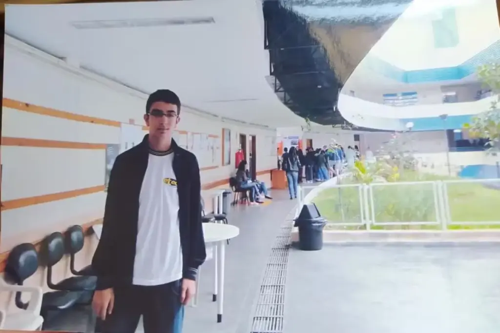 Filho de mecânico de caminhão e de costureira, criado na Cidade Tiradentes e sem ninguém com diploma em casa, Douglas Amorim, 29, passou na USP em 2014 e agora embarca para Chicago com bolsa de MBA em inteligência artificial, e a mãe, que parou na 4ª série na Bahia, voltou a estudar inspirada nele