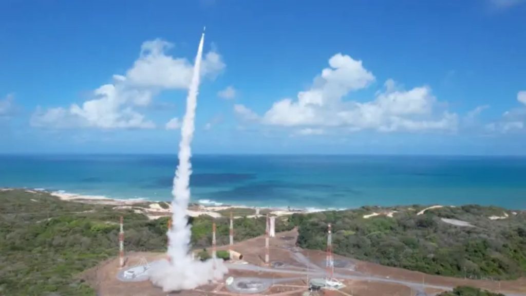 Foguete brasileiro decola do Rio Grande do Norte, leva experimentos a 92 km de altitude e retorna carga científica de paraquedas