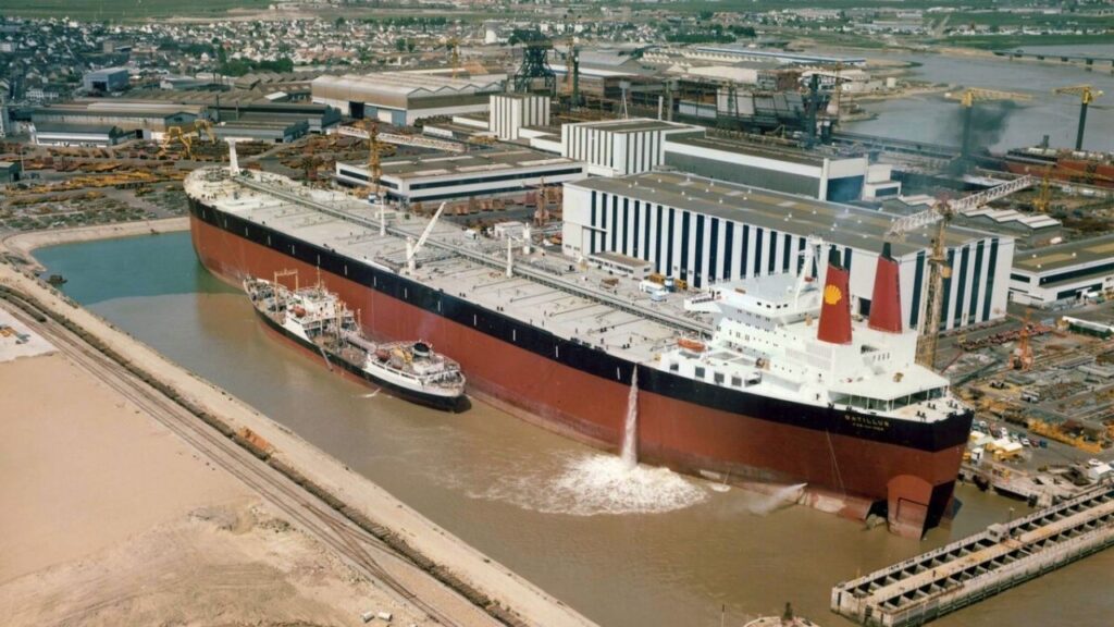 Fretar um petroleiro entre o Golfo Pérsico e a China supera US$ 1 milhão por dia pela primeira vez, poucos navios aceitam cruzar o Estreito de Ormuz e até a rota que evita a passagem já custa US$ 644 mil diários, enquanto frete recorde aumenta pressão sobre diesel e gasolina