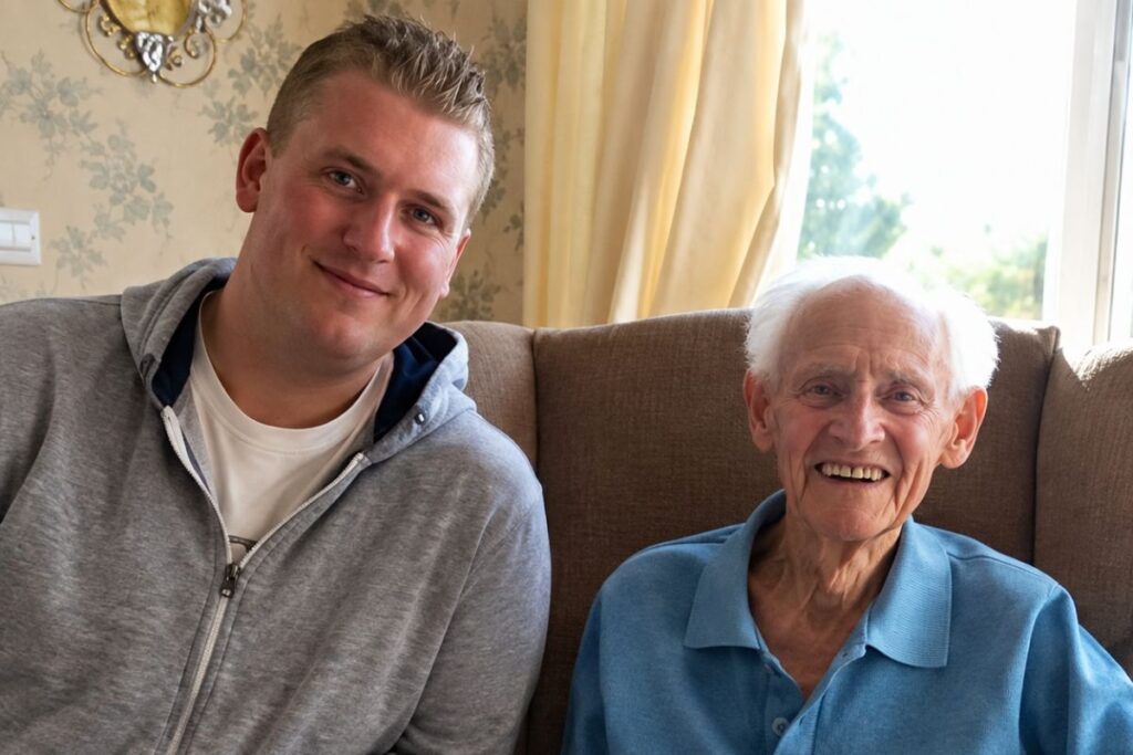 Funcionário de mercado de 18 anos percebe que cliente de 95 anos não tinha como voltar sozinho para casa, larga o expediente para acompanhá-lo até a porta e se emociona quando a foto do gesto passa de 285 mil curtidas e vira amizade com visitas constantes
