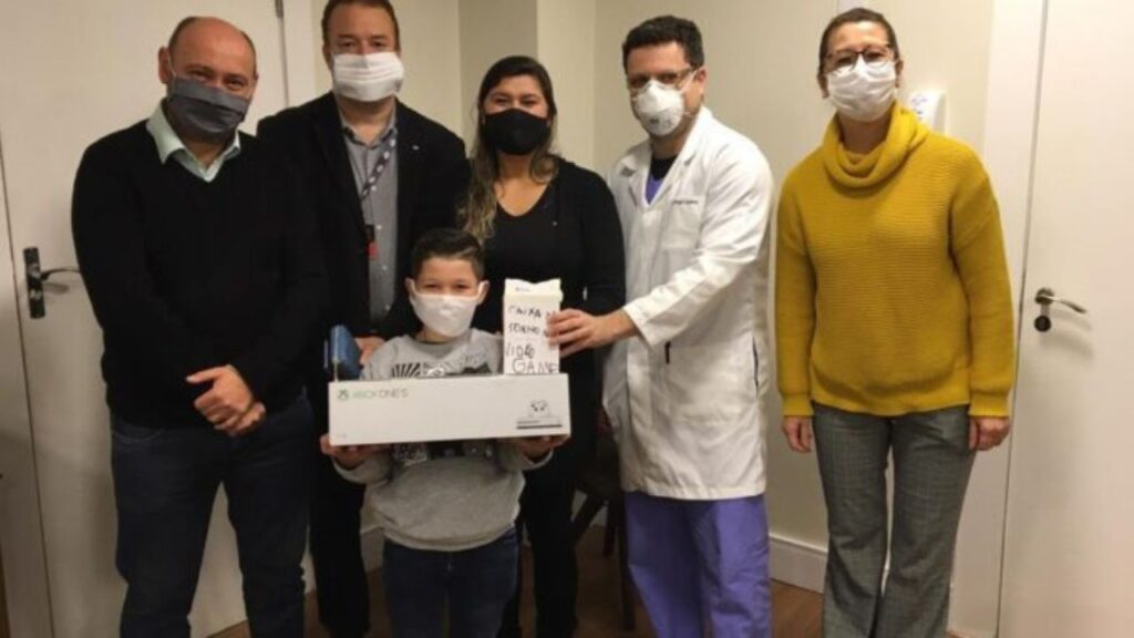 Garoto de 8 anos abre mão do dinheiro que guardava para comprar um videogame e doa R$ 25,15 a um hospital de Viamão, depois de se inspirar em uma reportagem, sem imaginar que quatro médicos e dois colaboradores fariam uma vaquinha para devolver a ele o sonho em forma de presente