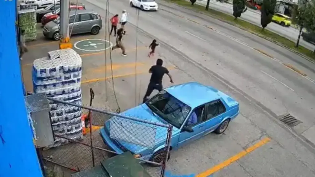 Gerente de supermercado vê menina de 3 anos escapar dos pais e correr para uma avenida, abandona o que estava fazendo, se joga no asfalto e consegue agarrá-la segundos antes da passagem de um carro; ele sai com escoriações, a criança fica ilesa e a empresa decide recompensar o funcionário com cerca de R$ 6 mil Gerente de supermercado vê menina de 3 anos escapar dos pais e correr para uma avenida, abandona o que estava fazendo, se joga no asfalto e consegue agarrá-la segundos antes da passagem de um carro; ele sai com escoriações, a criança fica ilesa e a empresa decide recompensar o funcionário com cerca de R$ 6 mil