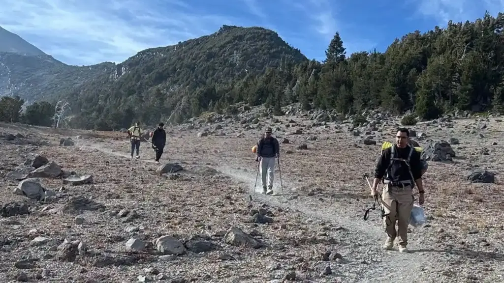 Grupo de três jovens confia em inteligência artificial para organizar escalada no Monte Shasta, recebe orientação para levar menos comida e água do que o necessário, alcança o cume horas além do limite recomendado, erra a rota na descida e termina resgatado após uma viagem de 8 horas virar uma provação de vários dias