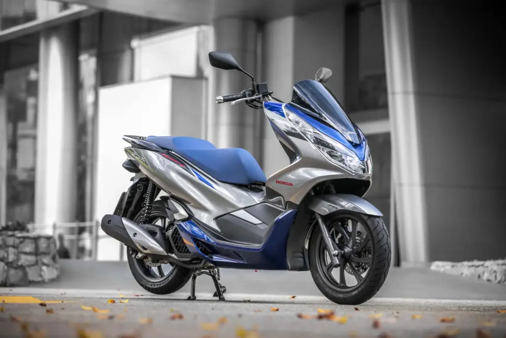 Scooter automática por menos de R$ 15 mil: Honda PCX 150 2019 faz até 47,5 km/L na cidade, entrega 13,2 cv, câmbio CVT e tanque de 8 litros para transformar economia em seu maior argumento Scooter automática por menos de R$ 15 mil: Honda PCX 150 2019 faz até 47,5 km/L na cidade, entrega 13,2 cv, câmbio CVT e tanque de 8 litros para transformar economia em seu maior argumento