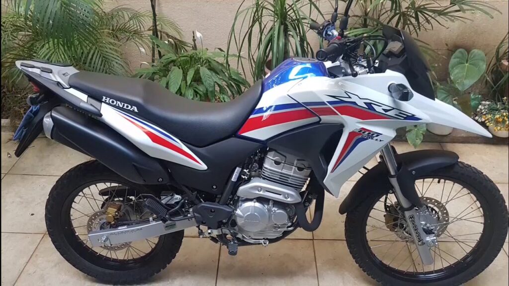 Custando cerca de R$ 18 mil e com motor 300 cc de 25,4 cv, trail japonesa entrega até 28 km/l, conforto para longas viagens e fama de nunca quebrar; conheça a Honda XRE 300 usada