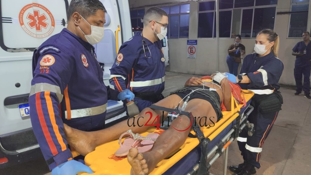 Mulher tenta atravessar rua, é atropelada e fica ferida em Rio Branco Mulher tenta atravessar rua, é atropelada e fica ferida em Rio Branco