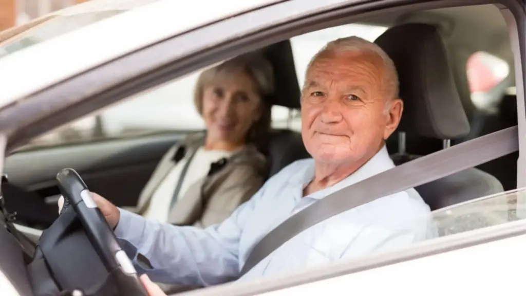 Idosos com 60 anos ou mais podem ganhar direito a comprar carro novo com isenção de IPI se projeto parado na Câmara avançar, mas veículo teria de custar até R$ 70 mil, ter motor de até 2.000 cilindradas e benefício só poderia ser usado uma vez a cada cinco anos