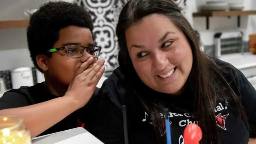 Diretora de escola do Texas ouve de um aluno de 8 anos o desejo de ser adotado, decide levá-lo para casa, conclui a adoção após cerca de um ano de acolhimento e vê o menino virar um dos melhores alunos da turma, lendo no nível do 8º e 9º anos.