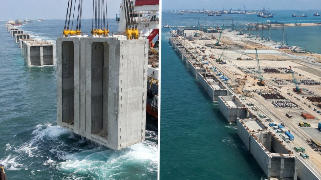 227 caixões gigantes de concreto são despejados no mar para formar muralha submersa de 9,1 km em Singapura, com estruturas de 10 andares que sustentam porto de 1.337 hectares e 66 berços automatizados
