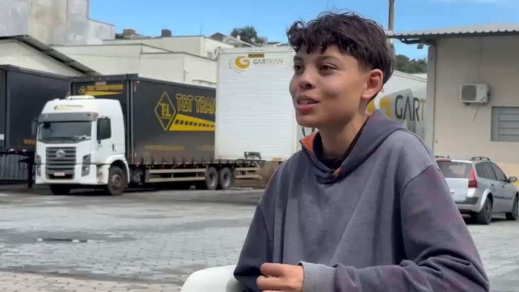 Caminhoneiro com cara de ‘criança’ dirige caminhão de 10 metros e 3 toneladas, já fez cerca de 500 atendimentos e foi parado após denúncias inusitadas em SC.