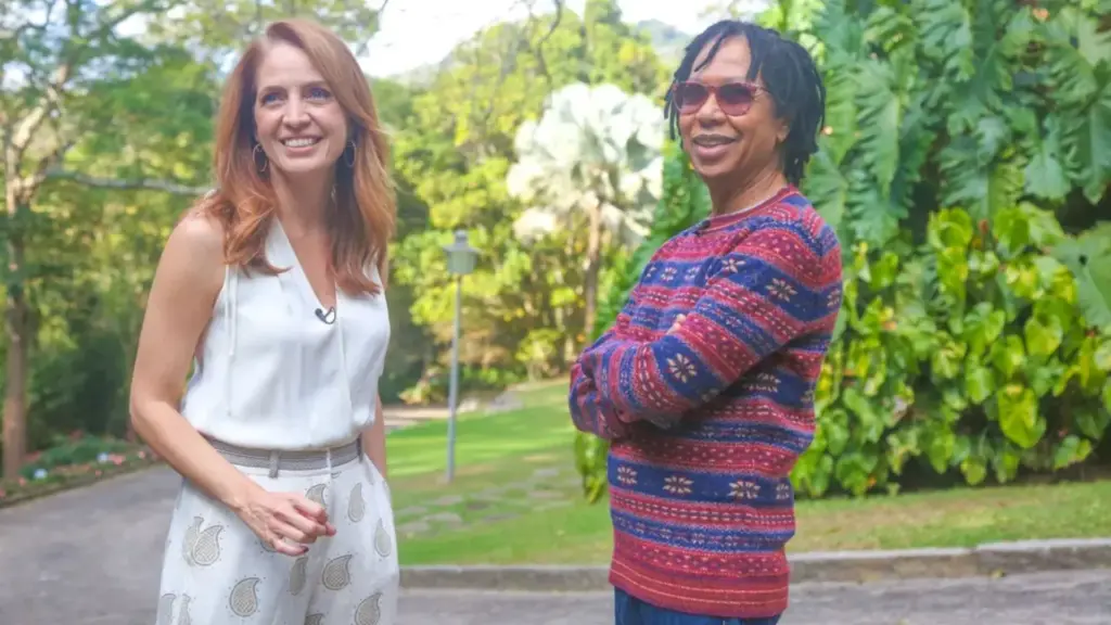 Aos 77 anos, Djavan mantém seu sítio em Araras, na Região Serrana do Rio, como um refúgio botânico, onde preserva Mata Atlântica, cultiva mais de 800 orquídeas de 350 espécies e mantém produção orgânica em meio à floresta