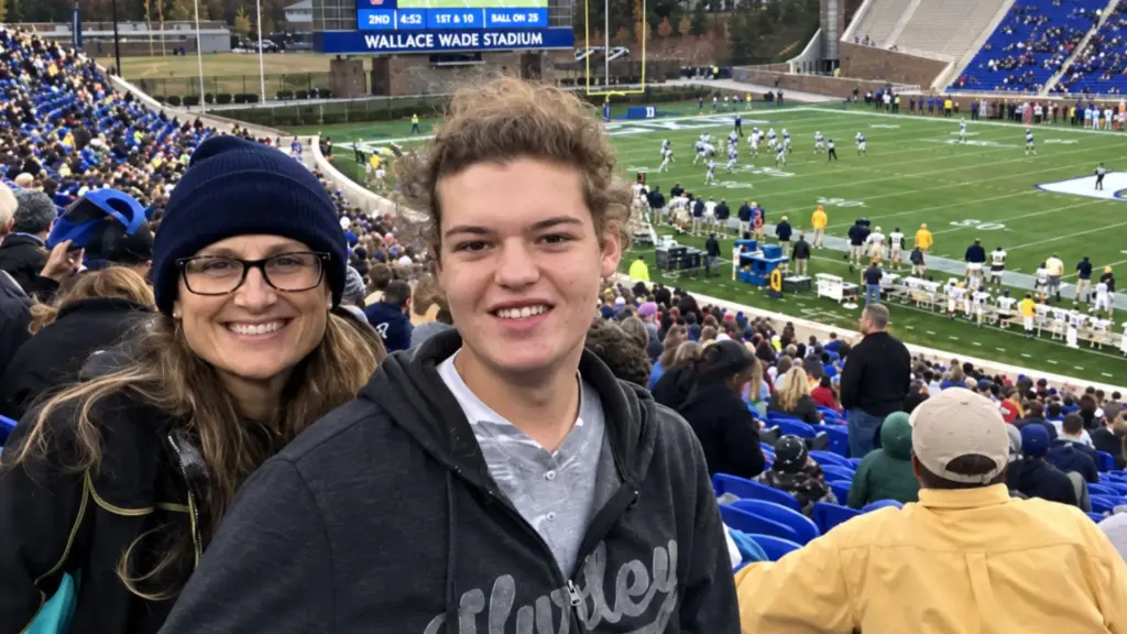 Professora de matemática descobre que um aluno de 15 anos seria enviado para longe, leva o adolescente para morar com ela, assume sua guarda legal e vê o menino virar orador da turma com média alta e ofertas de bolsas integrais para Stanford e Yale Professora de matemática descobre que um aluno de 15 anos seria enviado para longe, leva o adolescente para morar com ela, assume sua guarda legal e vê o menino virar orador da turma com média alta e ofertas de bolsas integrais para Stanford e Yale