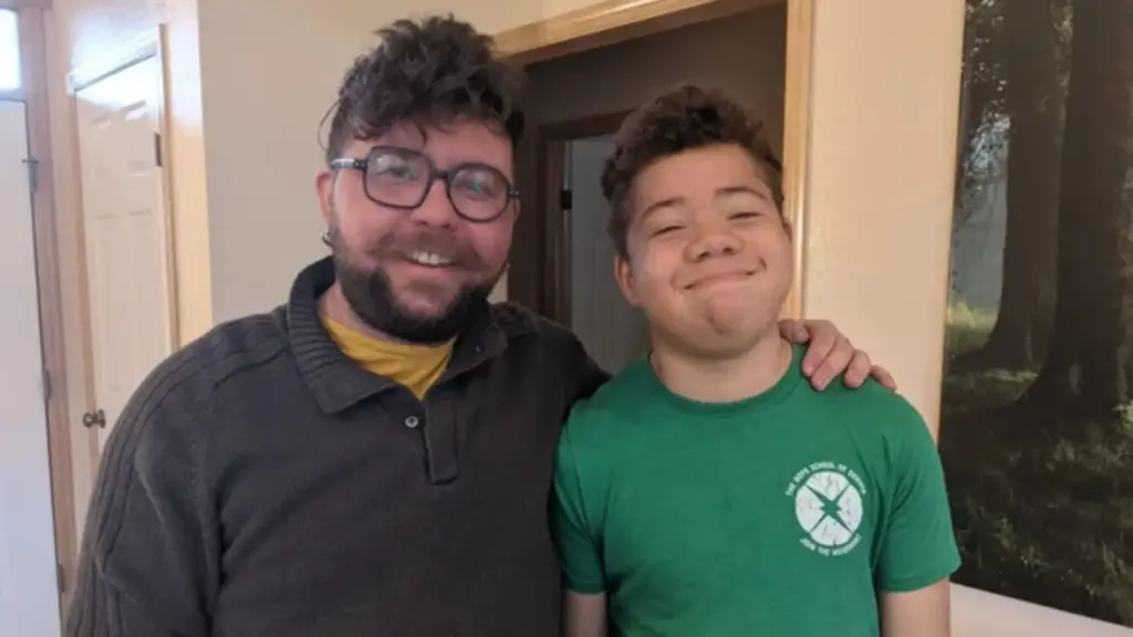 Professor solteiro descobre que seu aluno de 13 anos iria morar em um hospital por falta de lar estável, torna-se pai acolhedor, consegue recolocá-lo na fila de transplante, vê o estudante receber um novo rim e depois o adota definitivamente