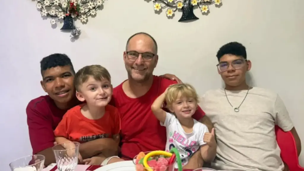 Professor de Maringá encara adoção solo, acolhe dois irmãos para impedir a separação da família e transforma um desejo da juventude na realização de ser pai de quatro Professor de Maringá encara adoção solo, acolhe dois irmãos para impedir a separação da família e transforma um desejo da juventude na realização de ser pai de quatro