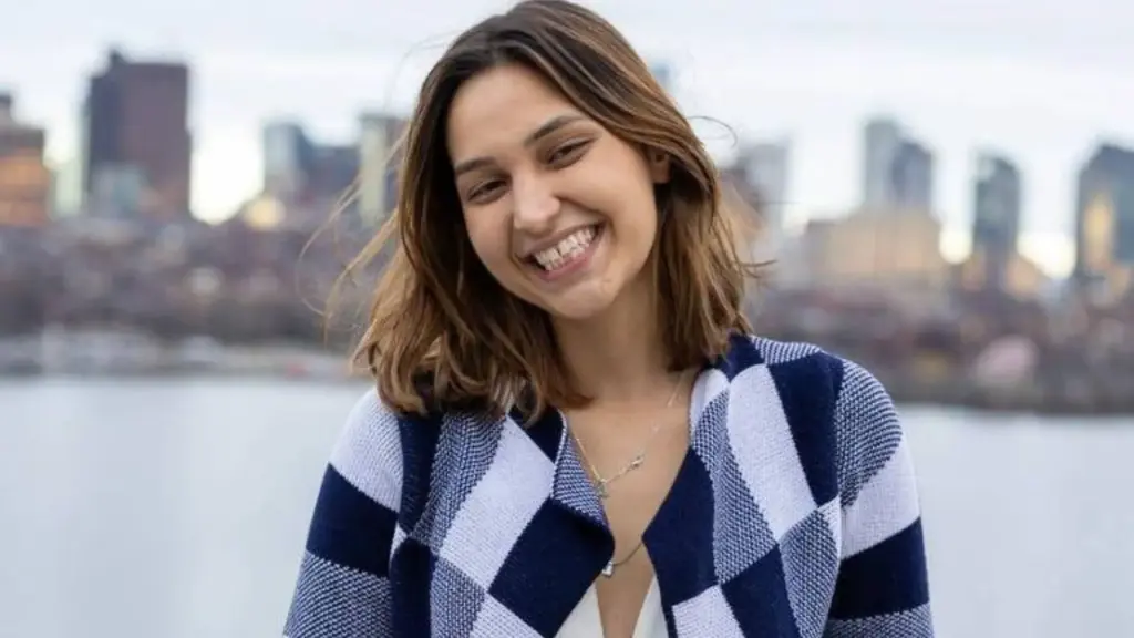 Criada em uma família de poucos recursos em Goiás, sofreu bullying ainda criança, aprendeu inglês pelo YouTube, criou uma ONG aos 15 anos que alcançou 8 mil estudantes, foi aprovada em 11 faculdades e se tornou a primeira brasileira a ganhar uma bolsa Rhodes para estudar em Oxford. Que trajetória! Criada em uma família de poucos recursos em Goiás, sofreu bullying ainda criança, aprendeu inglês pelo YouTube, criou uma ONG aos 15 anos que alcançou 8 mil estudantes, foi aprovada em 11 faculdades e se tornou a primeira brasileira a ganhar uma bolsa Rhodes para estudar em Oxford. Que trajetória!