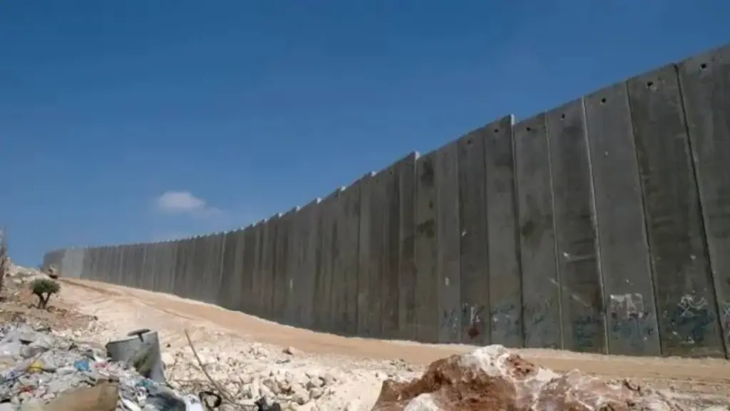 Muro colossal se estende por centenas de quilômetros na Cisjordânia, atravessa uma das regiões mais disputadas do mundo e transforma décadas de conflito territorial em uma enorme divisão física