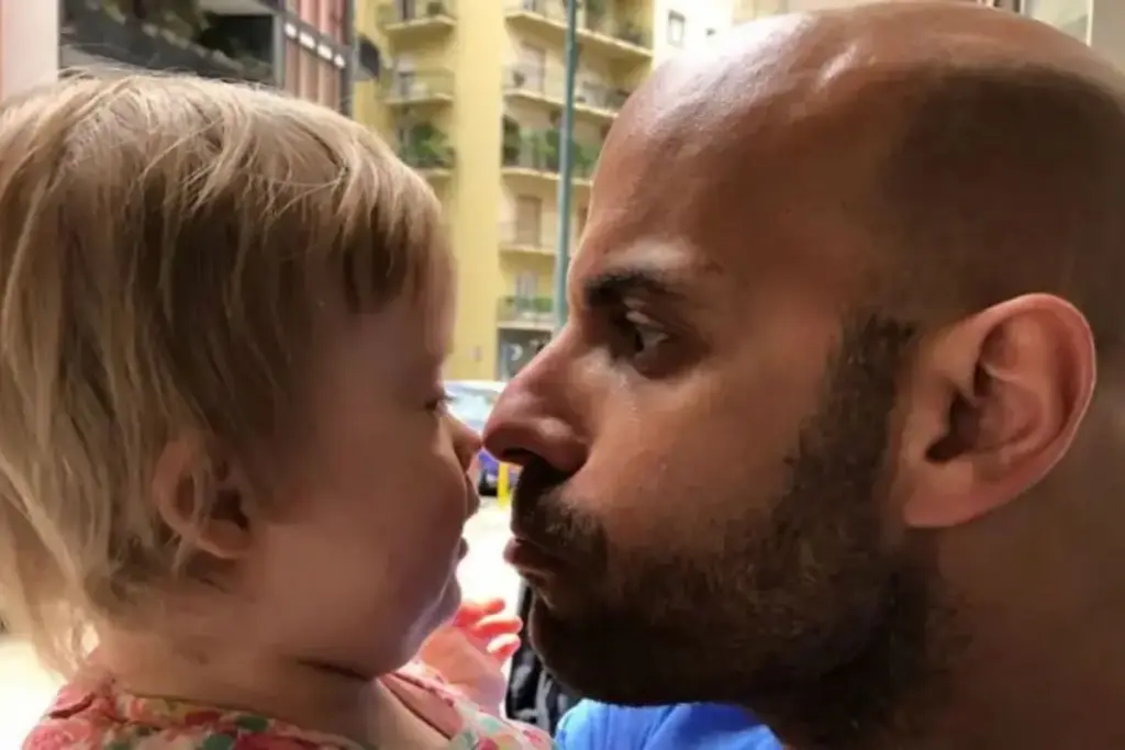 Italiano solteiro adota Alba, bebê com síndrome de Down rejeitada pela mãe biológica e recusada por 20 famílias da fila de adoção, e transforma a menina que ninguém quis na filha que virou símbolo mundial de amor sem condições Italiano solteiro adota Alba, bebê com síndrome de Down rejeitada pela mãe biológica e recusada por 20 famílias da fila de adoção, e transforma a menina que ninguém quis na filha que virou símbolo mundial de amor sem condições
